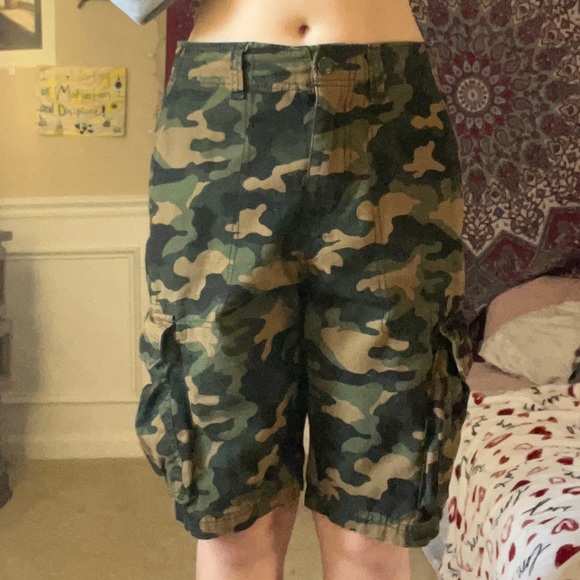 Camo print knee length cargo shorts - Picture 1 of 4